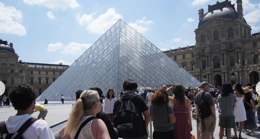 🎨 Louvre Shuts Down Amid Spontaneous Staff Strike—June 16, 2025